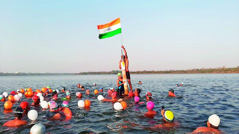 Blind Ishwari hoisted the tricolor in the middle of Ambazari lake by Swimming | दृष्टिहीन ईश्वरीची 'डाेळस कामगिरी', अंबाझरी तलावाच्या मधोमध पाेहत जाऊन फडकविला तिरंगा