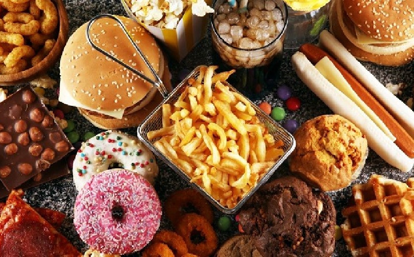 Eating junk food can reduce calcium from body | सावधान; अति जंकफूड खात असाल तर कॅल्शिअम होऊ शकते कमी