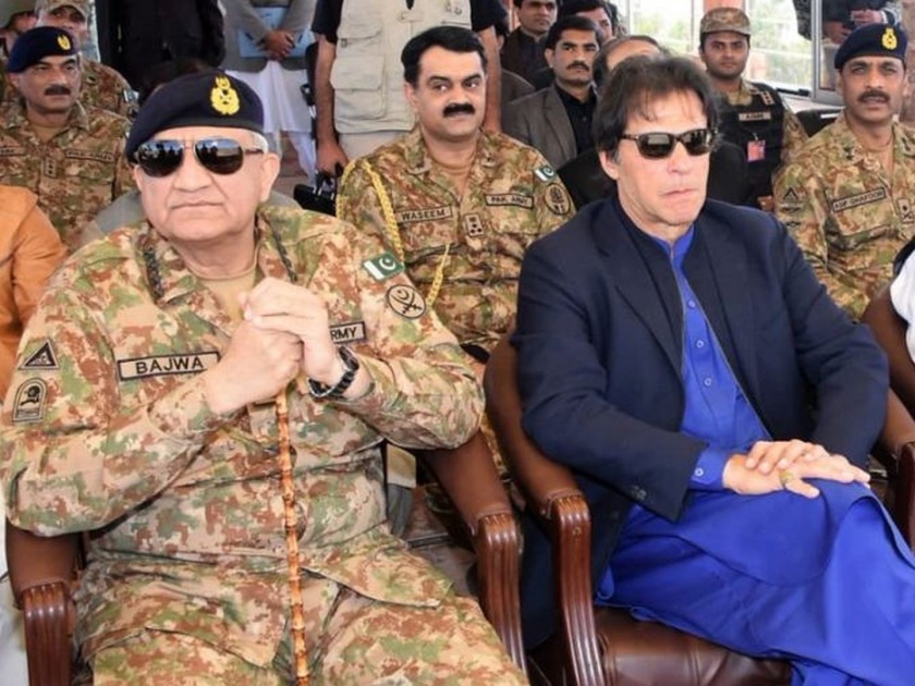 Military rule in Pakistan again? Big game played against Imran Khan hrb | कोरोनाआडून इम्रान खानची 'विकेट' काढणार; पाकिस्तानमध्ये पुन्हा लष्करी राजवटीचे संकेत