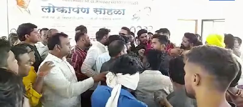 congrss bjp leaders Dispute over naming gymnasium after Savarkar in chandrapur | व्यायामशाळा लोकार्पण सोहळ्यात भाजप-काँग्रेस कार्यकर्त्यांमध्ये धक्काबुक्की