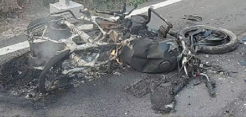 three dies as truck hits bike in ashti chamorshi road | ट्रकची दुचाकीला जबर धडक; मायलेकीसह तिघांचा मृत्यू