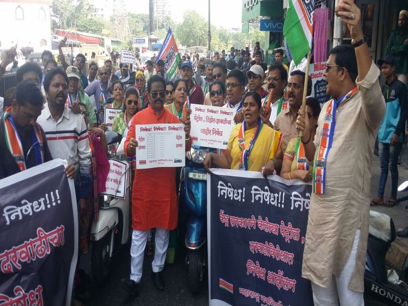 De Dhakka movement on Thane District Collector's office of Maharashtra Navinmandhan Sena | महाराष्ट्र नविनर्माण सेनेचे ठाण्याच्या जिल्हाधिकारी कार्यालयावर ‘दे धक्का’ आंदोलन