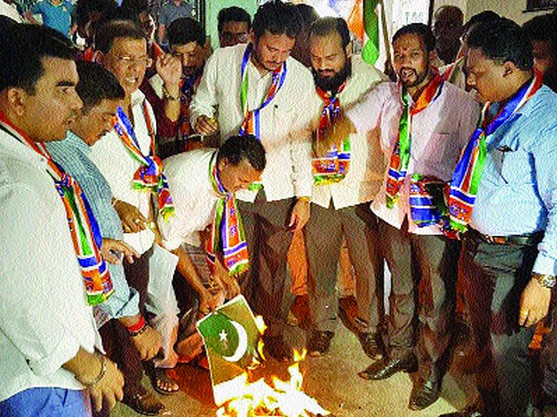 MNS burnt Pakistani flags in Navi Mumbai | नवी मुंबईत मनसेने पाकिस्तानचे झेंडे जाळले