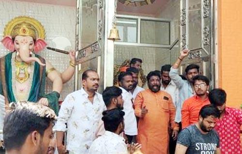 Big news; Attempt to place Hanuman Chalisa in front of the mosque on behalf of MNS in Solapur | मोठी बातमी; सोलापुरात मनसेच्यावतीने मशिदीसमोर हनुमान चालीसा लावण्याचा प्रयत्न