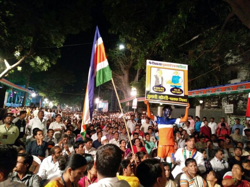 Raj Thackeray'S rally in Thane | भाजपावाले गुजरातमध्ये ब्ल्यू फिल्मच्या सीडी काढून निवडणुका लढवताहेत - राज ठाकरे