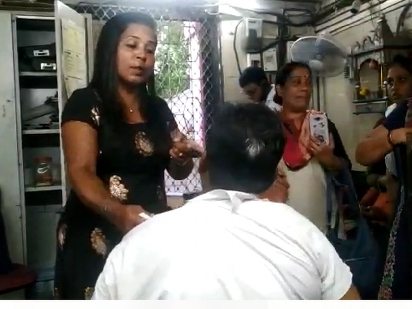 MNS Workers beaten railway employee who stolen mobile | Video: मोबाईल चोरणाऱ्या रेल्वे कर्मचाऱ्यास मनसेने दाखविला इंगा 