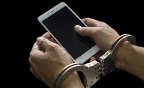 Careful; Using a mobile phone can lead to theft | सावधान; मोबाईल वापरल्यास दाखल होऊ शकतो चोरीचा गुन्हा