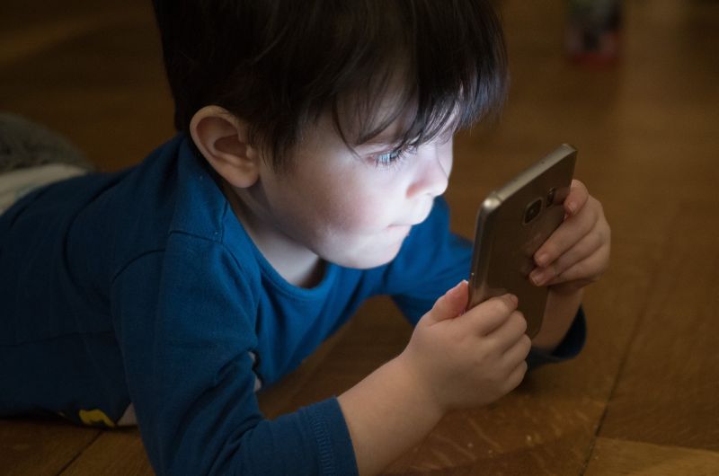 Growing Mobile Addiction in Children: Increased Blurred Appearance | मुलांमध्ये वाढतेय मोबाईल अ‍ॅडीक्शन : अंधुक दिसण्याच्या समस्येतही वाढ