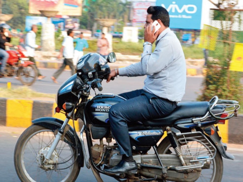 What to do ..! 21,000 drivers who talk on mobiles throughout the year are caught by the police In Pune | काय करावं यांचं..! पुण्यात वर्षभरामध्ये मोबाईलवर बोलणारे २१ हजार वाहनचालक पोलिसांच्या जाळयात