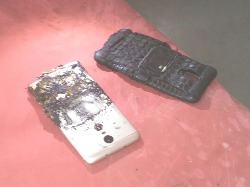  Child injured in mobile battery explosion | मोबाईल बॅटरीच्या स्फोटात बालक जखमी