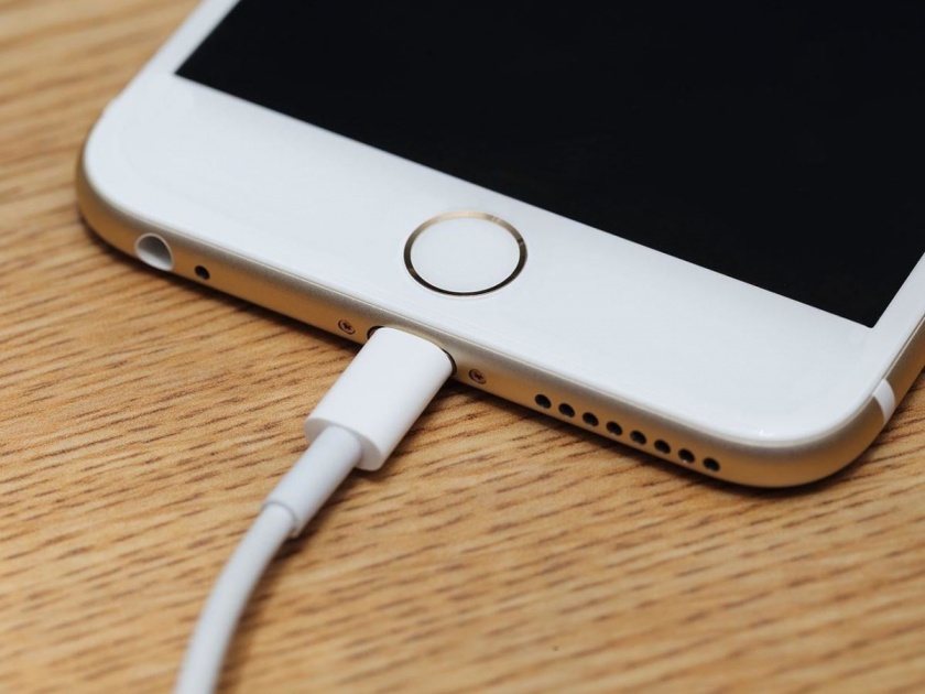 What is the charge for mobile charging? | मोबाइल चार्जिंगसाठी काय पण, कोर्टाने आकारला २०० चा दंड