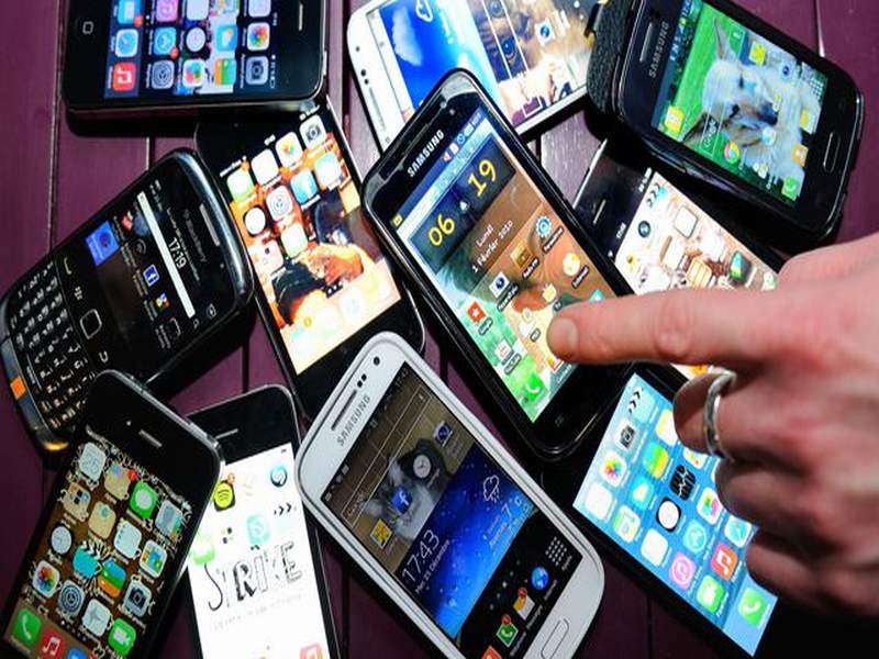 Ten mobiles seized from two gangs | दोन टोळ्यांकडून दहा मोबाइल जप्त