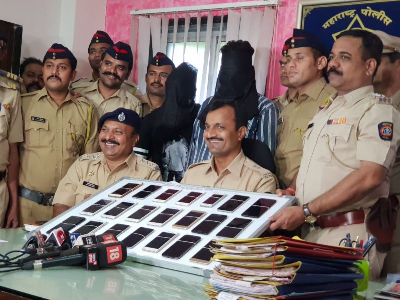 Dhilia Ganesh festival thief, police found 20 mobile | धरिला गणेशोत्सवातील चोर, पोलिसांना सापडले 20 मोबाइल
