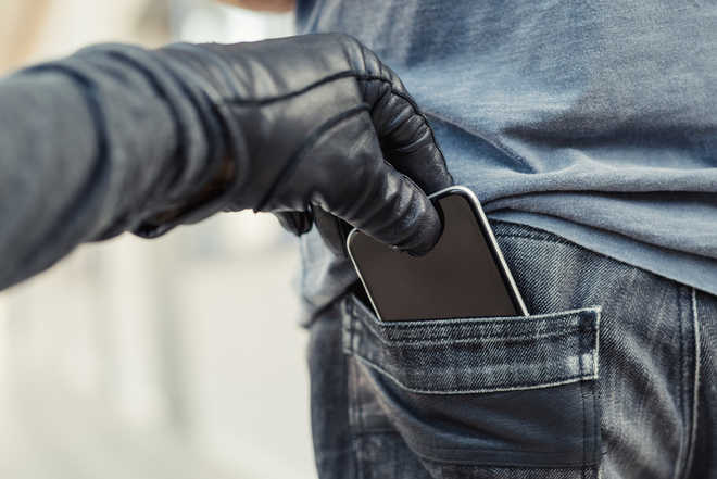Two cases of robbery against three person in mobile phone theft case | मोबाईल फोन चोरी प्रकरणी तिघांवर जबरी चोरीचे दोन गुन्हे दाखल