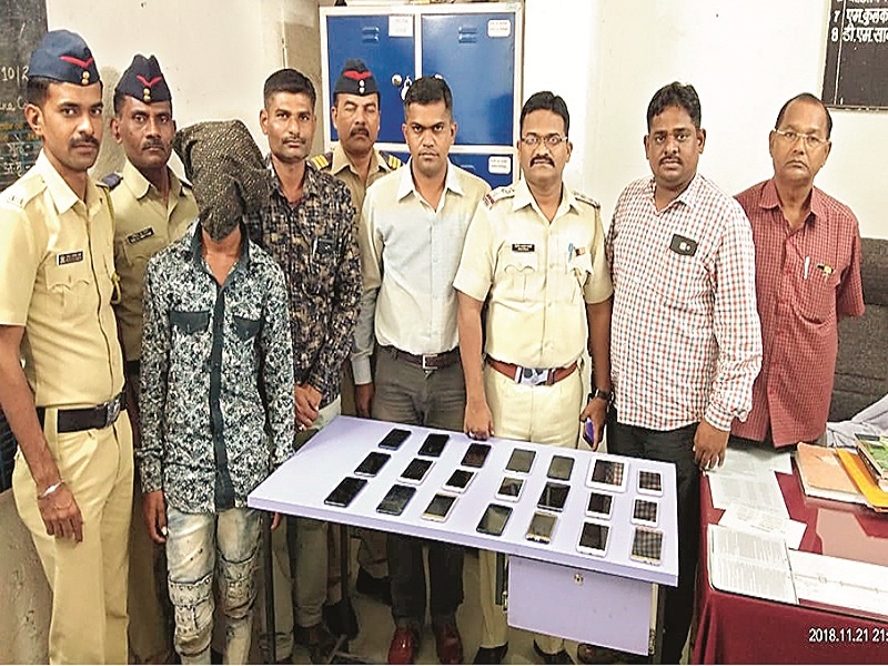 165 stolen mobile phones returned by stolen citizens; Performance of the Ambarnath Police | चोरीला गेलेले 165 मोबाईल नागरिकांनी केले परत; अंबरनाथ पोलिसांची कामगिरी 
