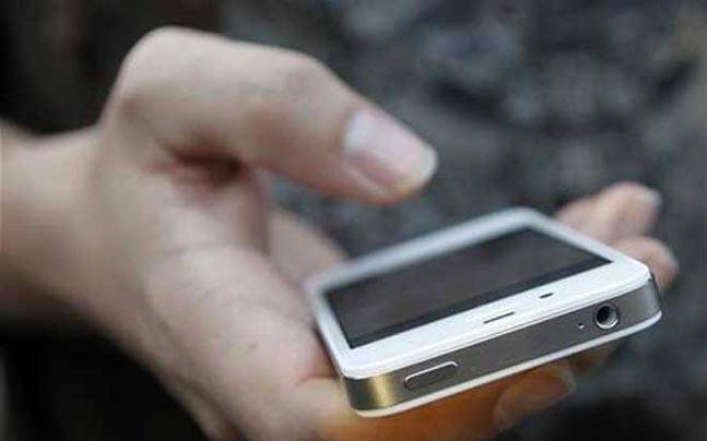 Forcible theft of a pedestrian's mobile phone by hitting it on the hand | हातावर फटका मारून पादचाऱ्याच्या मोबाईलची जबरी चोरी