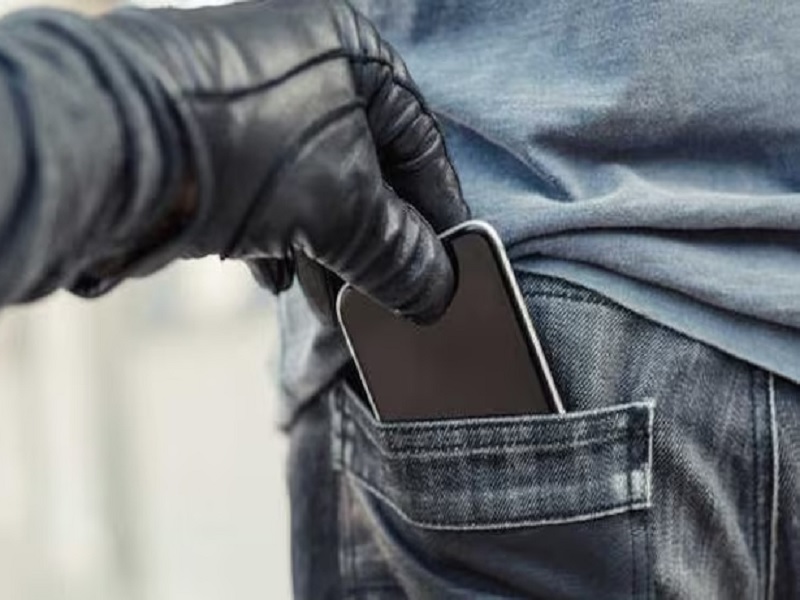 Woman snatches youth's hand and steals mobile phone; Increase in mobile phone theft incidents in the city | Pune: महिला, तरुणाच्या हाताला हिसका मारुन मोबाईल चोरी; शहरात मोबाईल चोरीच्या घटनांमध्ये वाढ