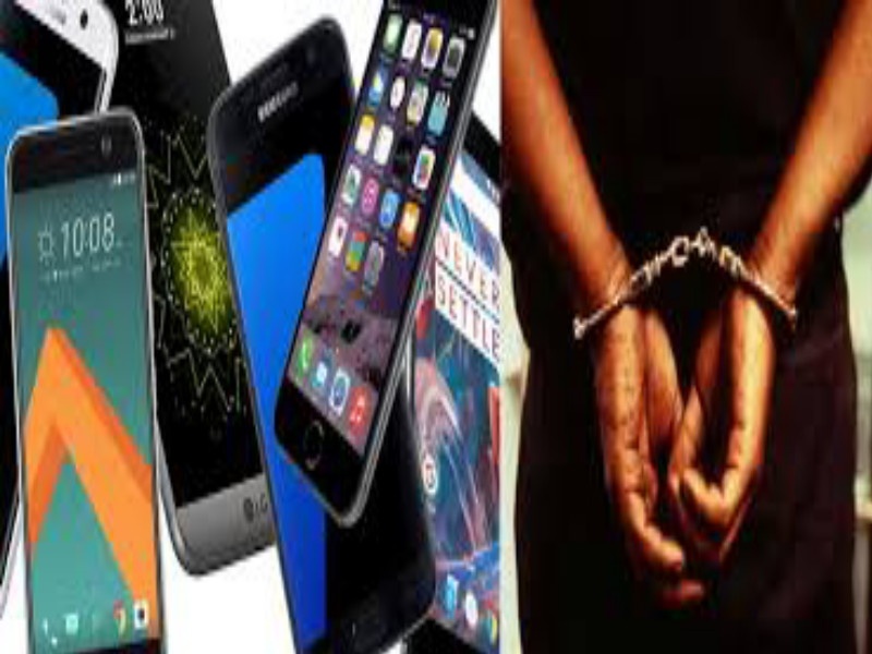 Police arrested a mobile thief in Chinchwad | चिंचवड येथे पोलिसांनी पाठलाग करून पकडले मोबाईल चोरट्याला