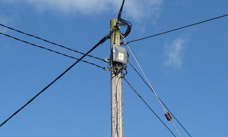 Mobile companies break 16 kilometers 'overhead cable' | मोबाइल कंपन्यांची १६ किलोमीटर ‘ओव्हरहेड केबल’ खंडित