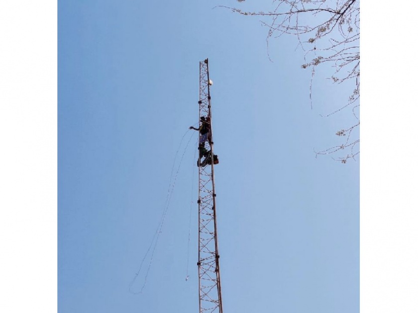 young man agitation by climbing on mobile tower in yavatmal collectorate | युवकाची जिल्हाधिकारी कार्यालयाच्या टॉवरवर चढून विरुगिरी; प्रशासनाची उडाली तारांबळ
