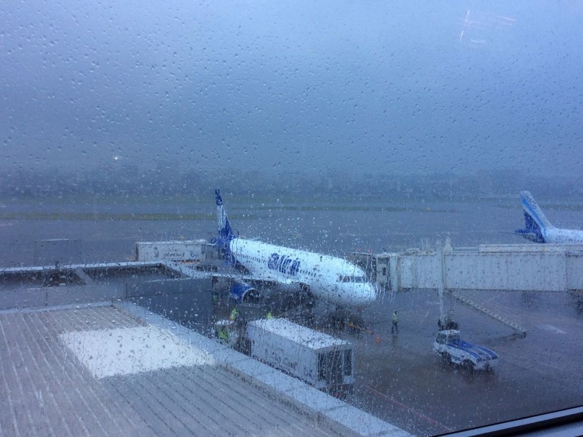 The Mumbai airport's main runway closed, while landing, the plane of SpiceJet collapsed | मुंबई विमानतळाची मुख्य धावपट्टी बंद, लँडिंग करताना घसरलं स्पाईस जेटचे विमान