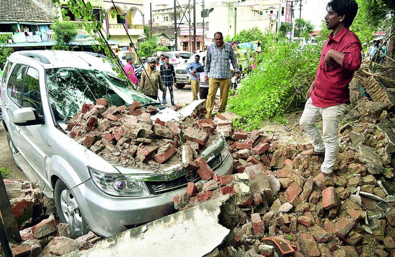 The dilapidated wall of the model mill in Nagpur collapsed | नागपुरात  मॉडल मीलची जीर्ण भिंत कोसळली