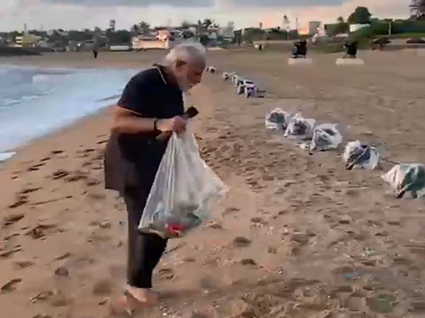 Video pm narendra modi plogging at beach in mamallapuram | Video : पंतप्रधान मोदींनी केली समुद्र किनाऱ्याची स्वच्छता