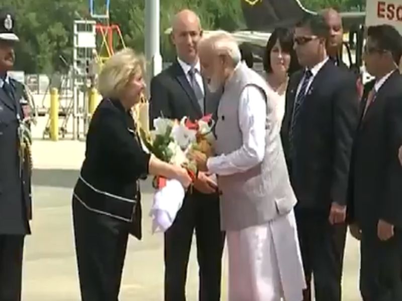 Howdy Modi: PM Narendra Modi Picked Up Flower Falling Down During The Reception | Howdy Modi: ...आणि नरेंद्र मोदींनी उचलले स्वागतादरम्यान खाली पडलेले फूल