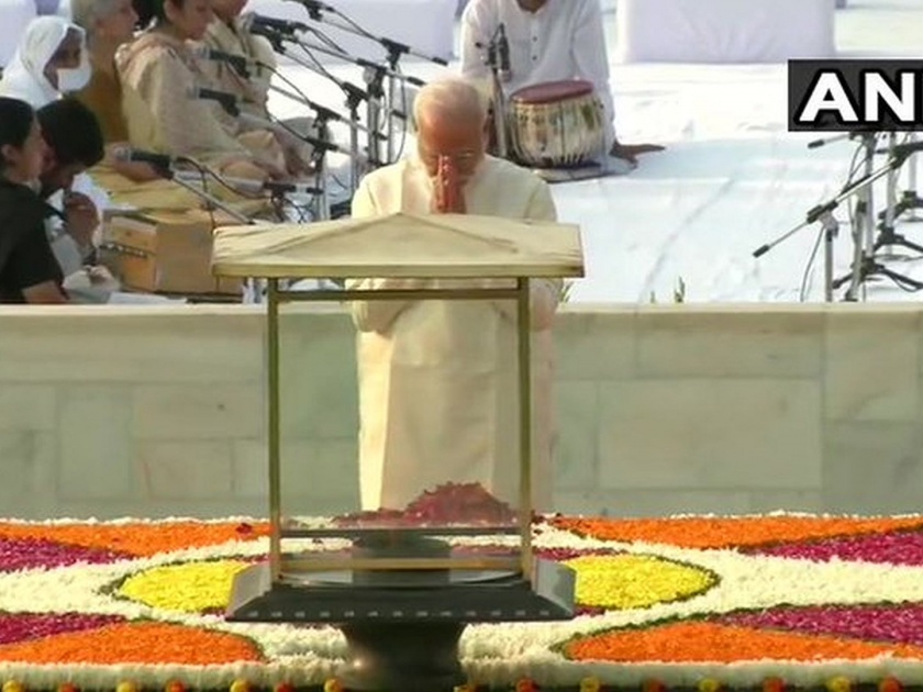 gandhi jayanti pm narendra modi sonia gandhi manmohan singh pays tribute to Mahatma Gandhi at raj ghat | महात्मा गांधींची १५०वी जयंती; पंतप्रधान मोदी, सोनिया गांधी, मनमोहन सिंग यांनी वाहिली श्रद्धांजली