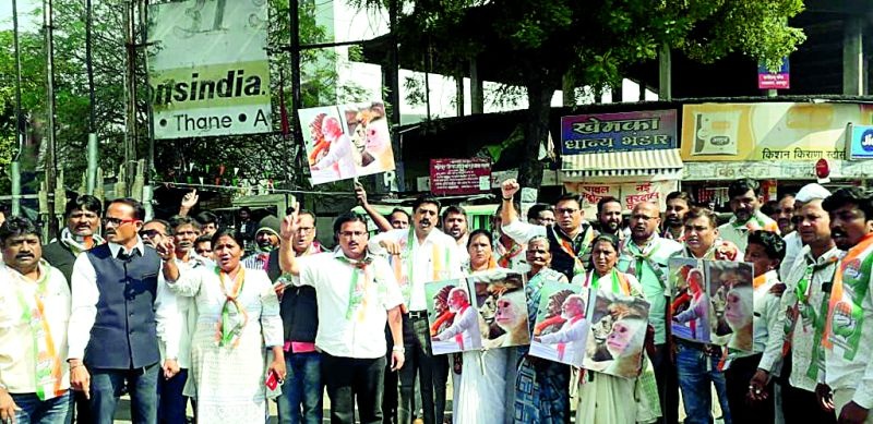 Ban on 'Ajake Shivaji Narendra Modi' book : Congress landed on city streets | 'आज के शिवाजी नरेंद्र मोंदी' या पुस्तकावर बंदी आणा : काँग्रेस उतरली रस्त्यावर शहरभर निदर्शने, धरणे