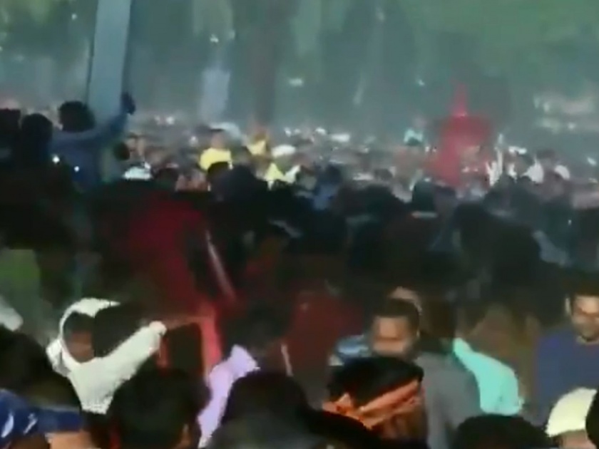 chaos in pm modi gaya rally people throwing chairs on each other | मोदींच्या सभेत चेंगराचेंगरी, लोकांनी एकमेकांवर फेकल्या खुर्च्या