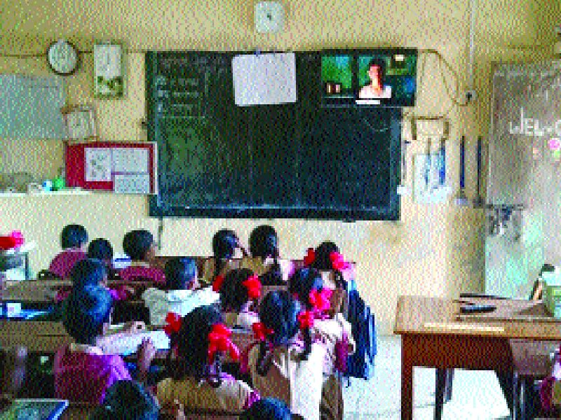Students see short films on Modi | विद्यार्थ्यांनी पाहिला मोदींवरील लघुपट
