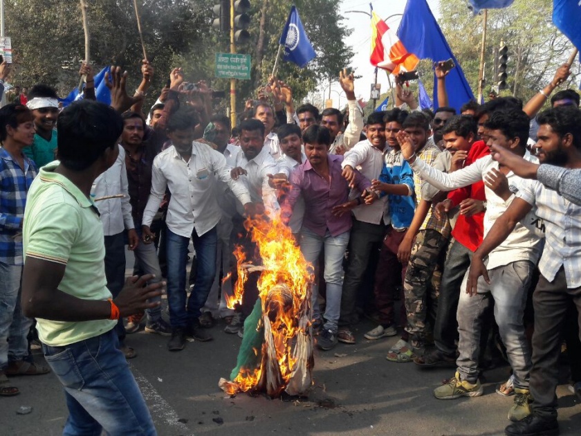 Koregaon Bhima: Prime Minister Modi's symbolic statue burnt in Akola | कोरेगाव भीमा: अकोल्यात पंतप्रधान मोदींच्या प्रतिकात्मक पुतळ्याचे दहन