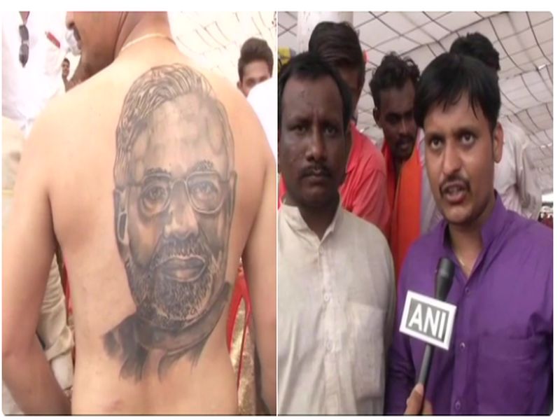 Karnataka Man Gets PM Modi Tattoo On His Back In 15-Hour Session | जबरा फॅन! 15 तास खर्च करून पाठीवर काढला मोदींच्या चेहऱ्याचा टॅटू