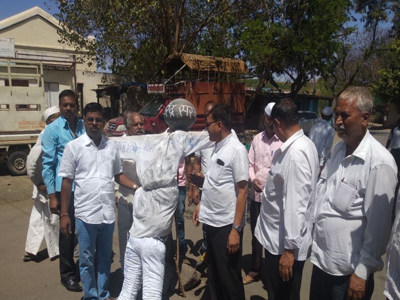 Anna Hazare Andolan: Protest against Modi government in Ahmednagar | Anna Hazare Andolan : अहमदनगरमध्ये मोदी सरकारच्या प्रतिकात्मक पुतळ्याचं दहन