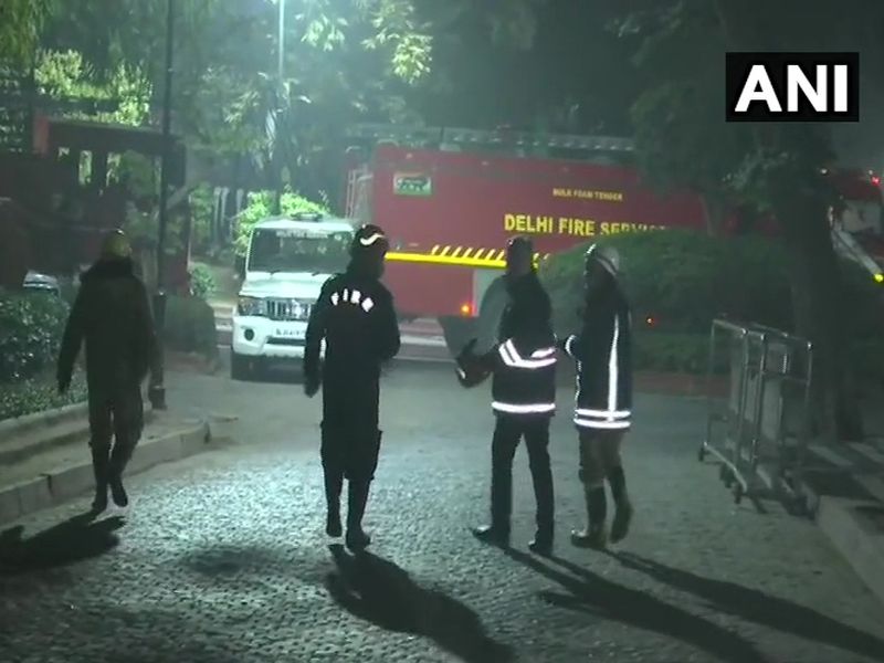 Fire has been reported at Prime Minister's residence at 7, Lok Kalyan Marg around 7:25 pm today | पंतप्रधान नरेंद्र मोदींच्या निवासस्थानाजवळ आग, घटनास्थळी अग्निशमन दलाच्या गाड्या दाखल