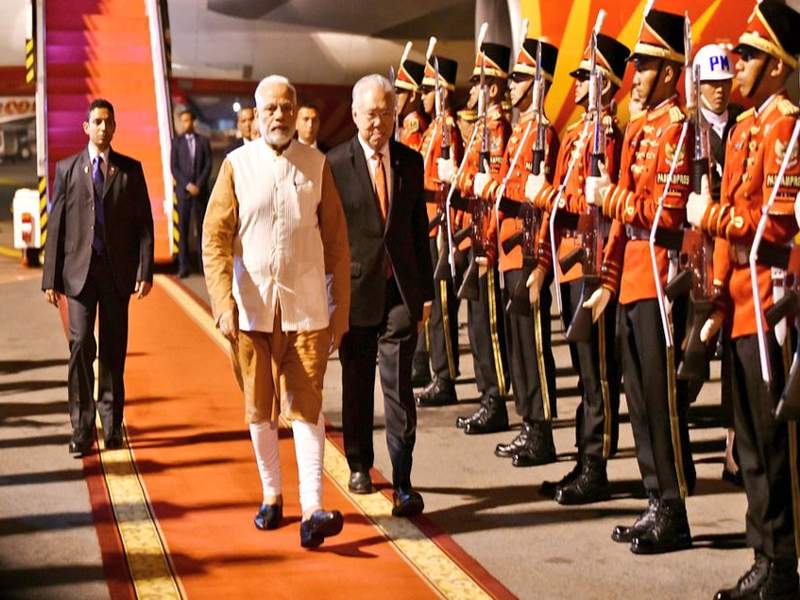 PM Modi On 3-Nation Visit, First Stop Indonesia | पंतप्रधान इंडोनेशियात दाखल, जोको विडोडो यांची घेतली भेट