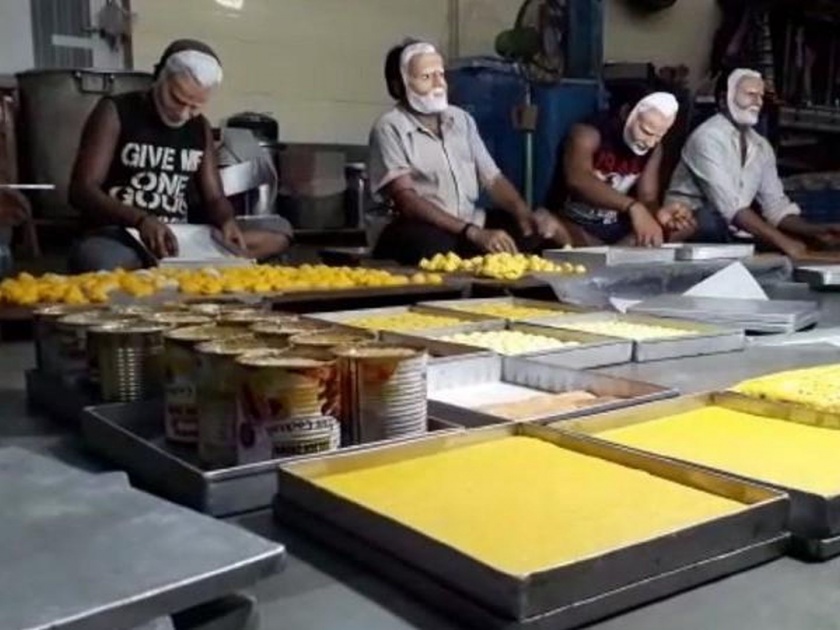 lok sabha election 2019 Sweet Shop Workers Prepare Sweets In Modi Mask For Bjp | भाजपाला विजयाची खात्री; 'मोदी' तयार करताहेत मिठाई