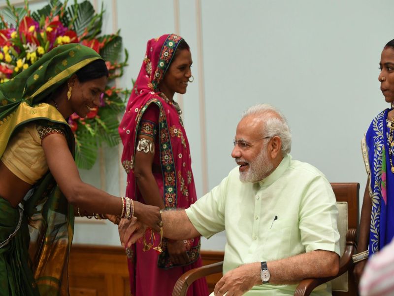 PM narendra Modi follows 55 women on Twitter to mark Raksha Bandhan | Raksha Bandhan 2018: रक्षाबंधनादिवशी पंतप्रधान मोदींनी 55 महिलांना ट्विटरवर केलं फॉलो