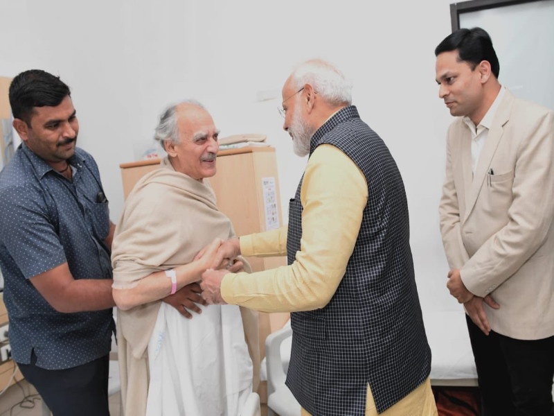 Prime Minister Narendra Modi meets BJP leader Arun Shourie at hospital | भाजप नेते अरुण शौरी यांची पंतप्रधान नरेंद्र मोदी यांनी रुग्णालयात जाऊन घेतली भेट 
