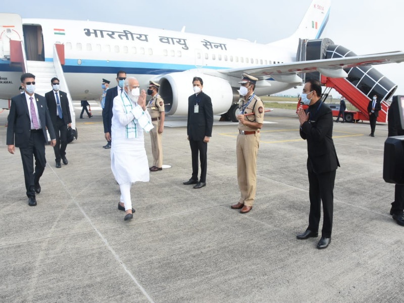 After Ahmedabad, Hyderabad Prime Minister Narendra Modi is now reached to the Serum Institute in Pune | पंतप्रधान नरेंद्र मोदी अहमदाबाद, हैदराबादनंतर आता पुण्यातील 'सिरम' इन्स्टिटयूटमध्ये दाखल 