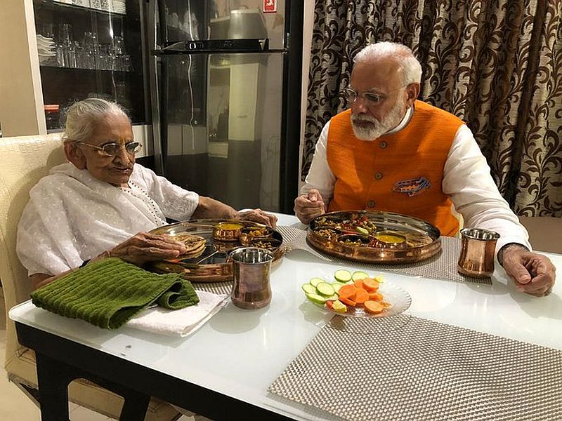Narendra Modi Birthday: PM Modi Meets His Mother Hiraben To Seek Blessings On His 69th Birthay | Narendra Modi Birthday : नरेंद्र मोदींनी आईसोबत घेतला जेवणाचा आस्वाद अन् आशीर्वाद! 