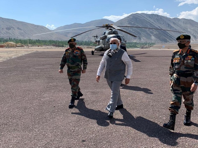 PM Narendra Modi's arrival in Ladakh, he was later briefed by senior officials in Nimmoo | Video: लेह दौऱ्यावर पोहोचताच नरेंद्र मोदींनी सर्वात पहिले केले 'हे' महत्वाचे काम