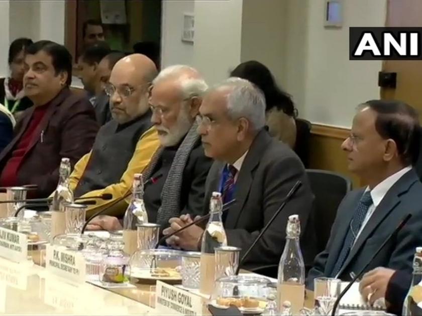 Finance Minister is absent from Prime Minister Modi's meeting with economists | पंतप्रधान मोदींनी अर्थतज्ज्ञांसोबत घेतलेल्या बैठकीला अर्थमंत्रीच गैरहजर