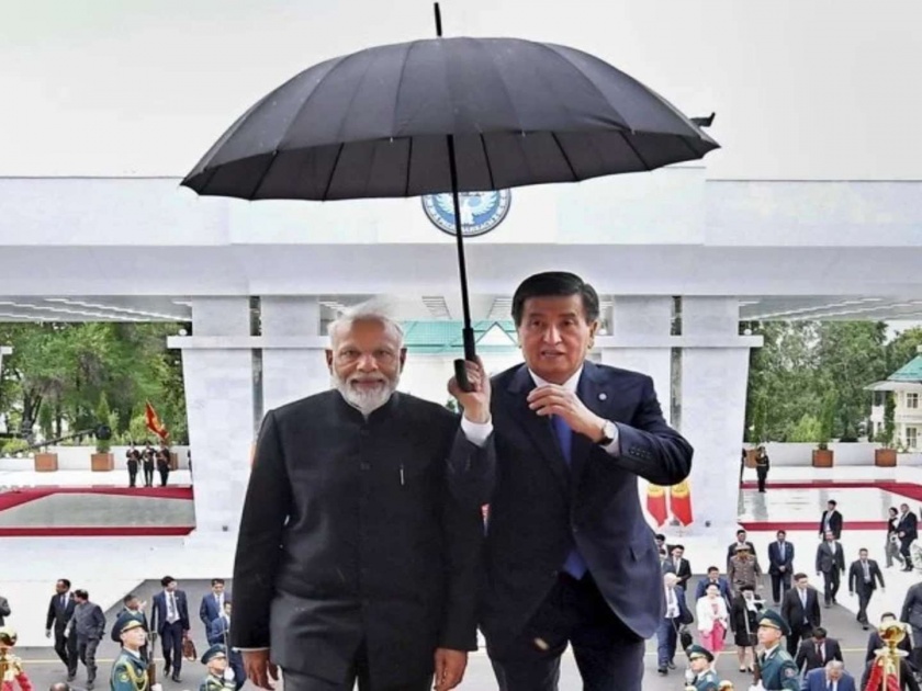 pm modi left humbled by presidents of two nations as they personally hold umbrella for him | ....जेव्हा दोन देशांचे राष्ट्रपती पंतप्रधान नरेंद्र मोदींसाठी छत्री पकडतात