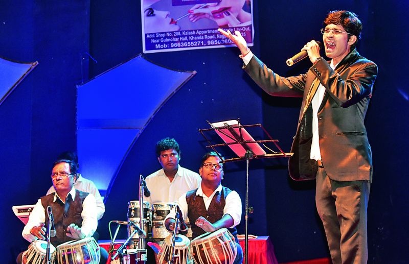 Bollywood retro era journey made by singers in Nagpur | नागपुरात गायकांनी घडवली रसिकांना बॉलिवूड रेट्रो युगाची सफर 