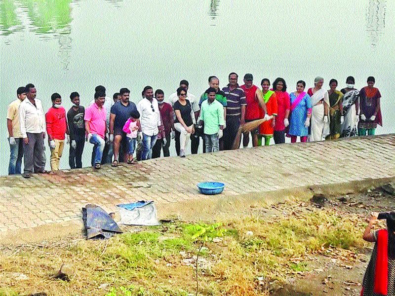 Local initiative taken by the local residents of Mohawpada, Dimple Saman took initiative | मोहोपाडा येथील तलावाची स्थानिकांनी केली स्वच्छता,  डिंपल सोमण यांनी घेतला पुढाकार