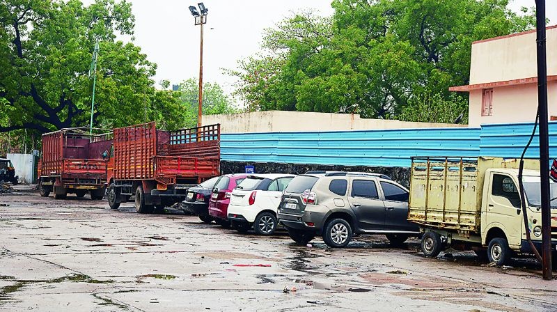 Commercial vehicles parking in Mokshadham Ghat | नागपुरातील मोक्षधाम घाटाच्या वाहन पार्किंगमध्ये व्यावसायिक वाहने