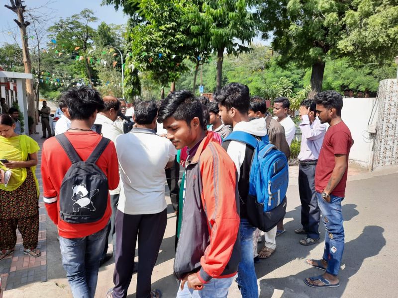 Underage student molestation in school premises | शाळा परिसरात अल्पवयीन विद्यार्थिनीची छेडखानी
