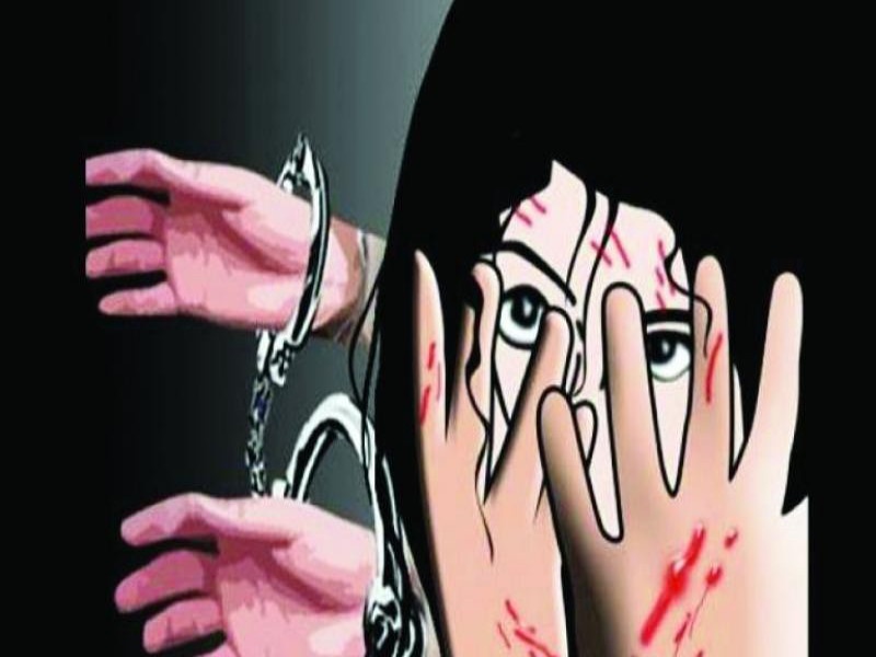Police inspector tortures young woman in fear of revolver; Incidents in the Ahmednagar | रिव्हॉल्व्हरचा धाक दाखवून पोलीस निरीक्षकाचा तरुणीवर अत्याचार; नगर शहरातील घटना